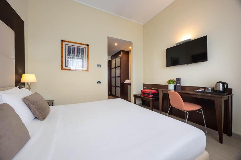 Classic Double Room image 3