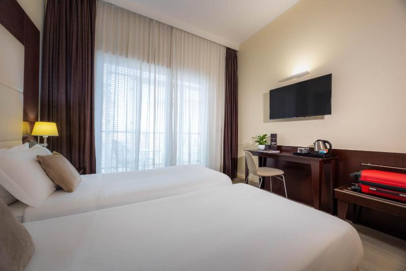 Superior Twin Room image 4
