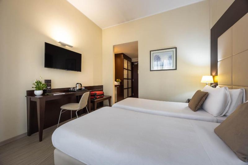 Superior Twin Room image 3