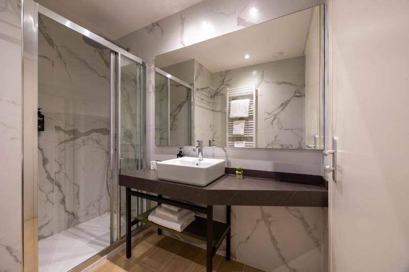 Deluxe Double or Twin Room image 2