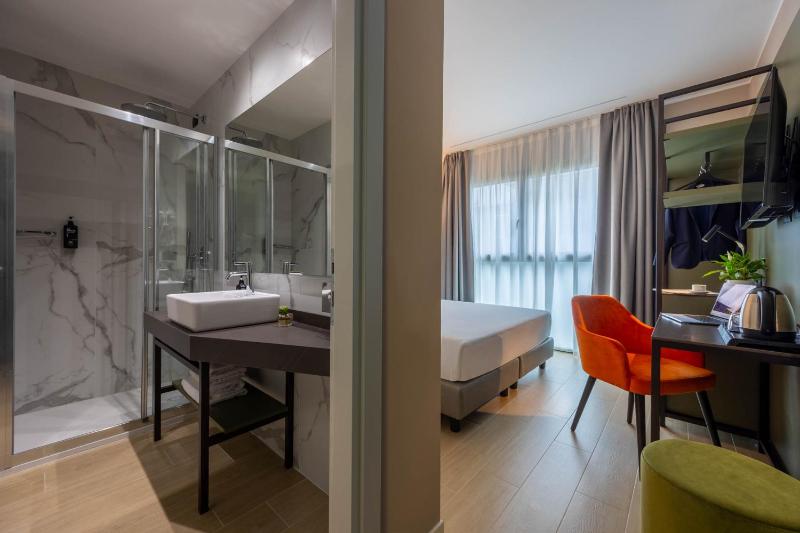 Deluxe Double or Twin Room image 4