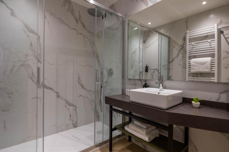 Deluxe Double or Twin Room image 3