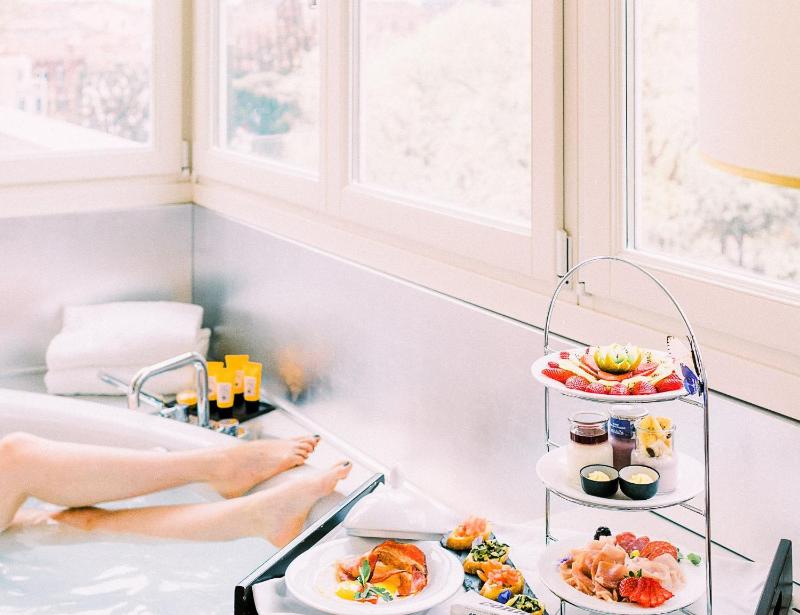 Executive King Suite with Private Terrace image 3