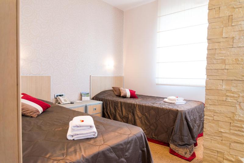 Twin Room image 4