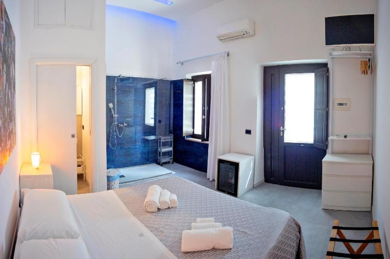 Deluxe Double Room with Shower image 4