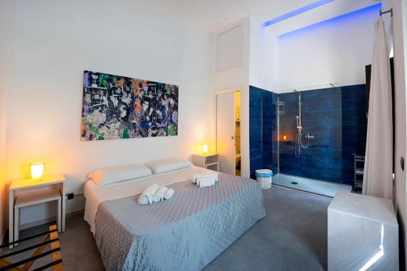 Deluxe Double Room with Shower image 3