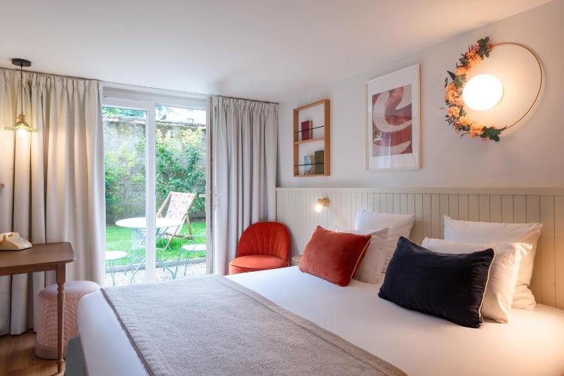 Superior Twin Room with Garden View or Street View image 4