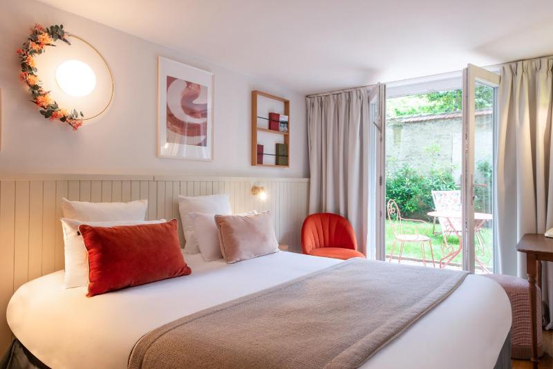 Superior Twin Room with Garden View or Street View image 1