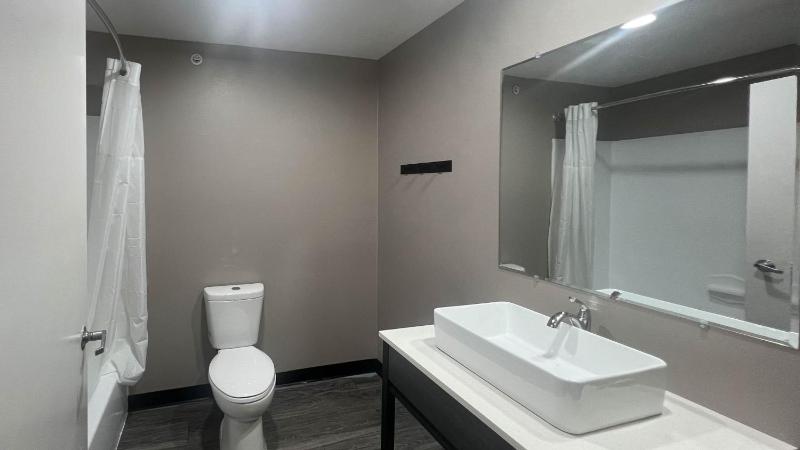 Queen Room - Non-Smoking image 2