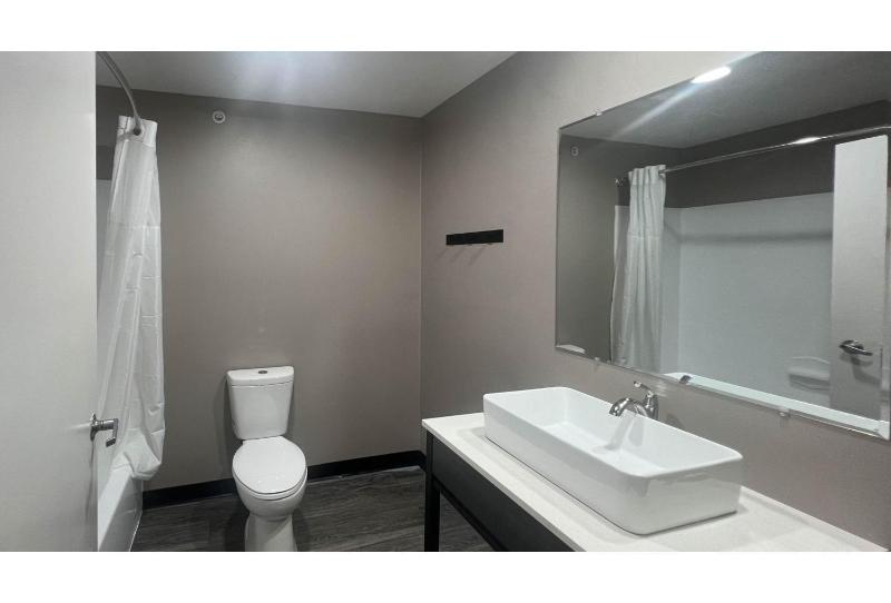 Queen Room with Two Queen Beds - Mobility Access/Non-Smoking image 3