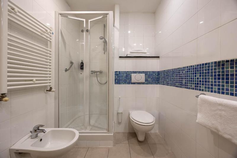 Double Room image 4