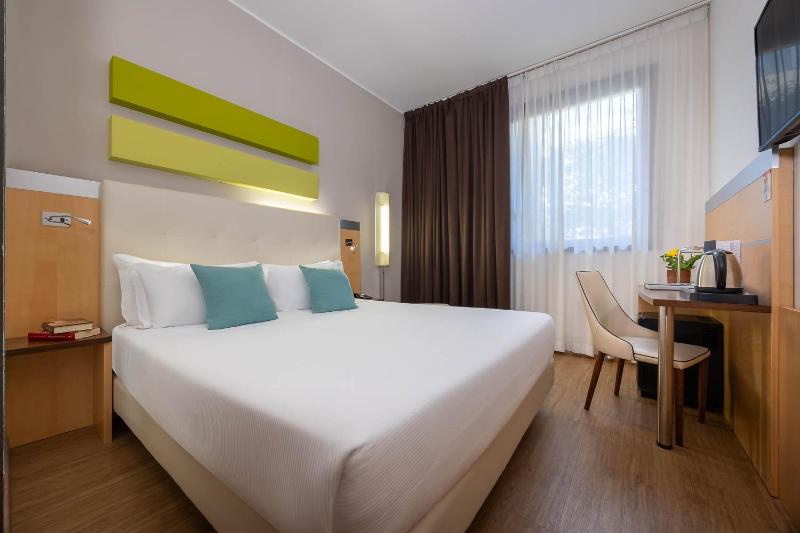 Double Room image 3