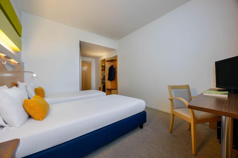 Twin Room image 3