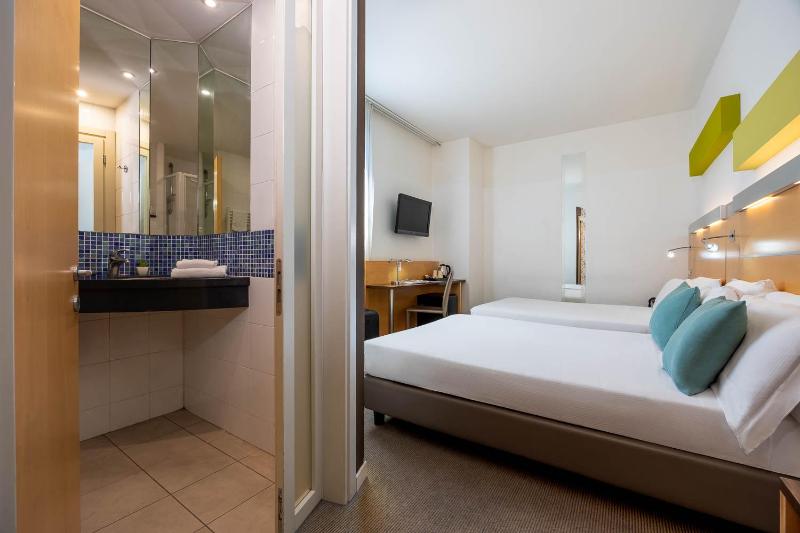 Quadruple Room image 2