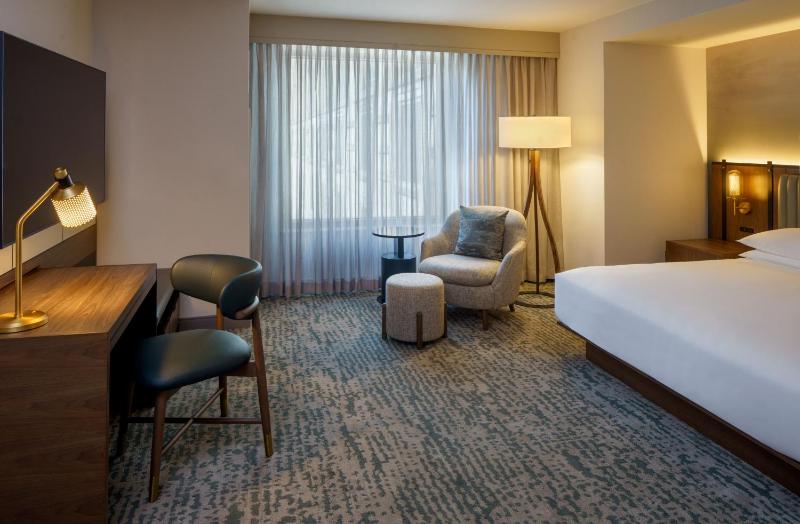 King Room with Accessible Tub - Disability Access image 2