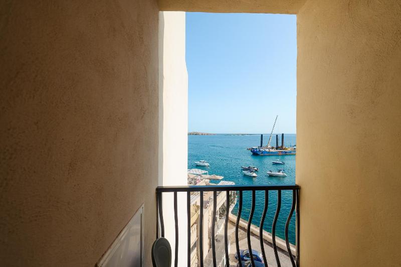 Double or Twin Room with Partial Sea View image 2
