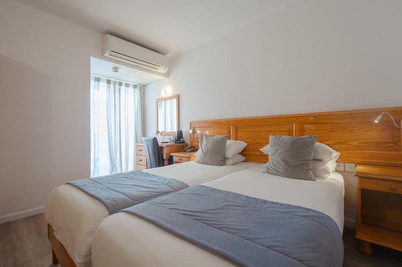 Double or Twin Room with Partial Sea View image 4