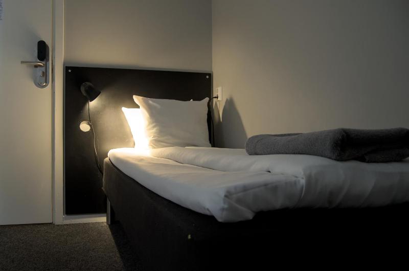 Single Room with Shared Shower and Toilet - No Window image 1