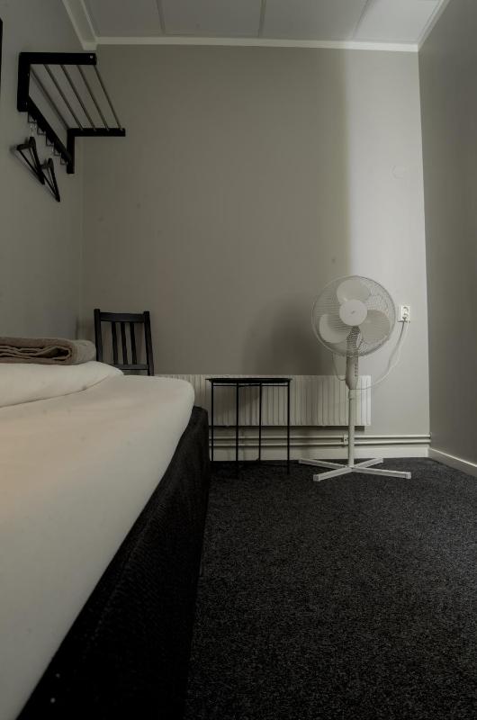 Single Room with Shared Shower and Toilet - No Window image 4
