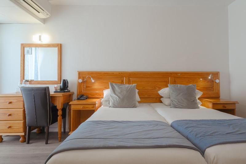 Double Room with Spa Bath image 3