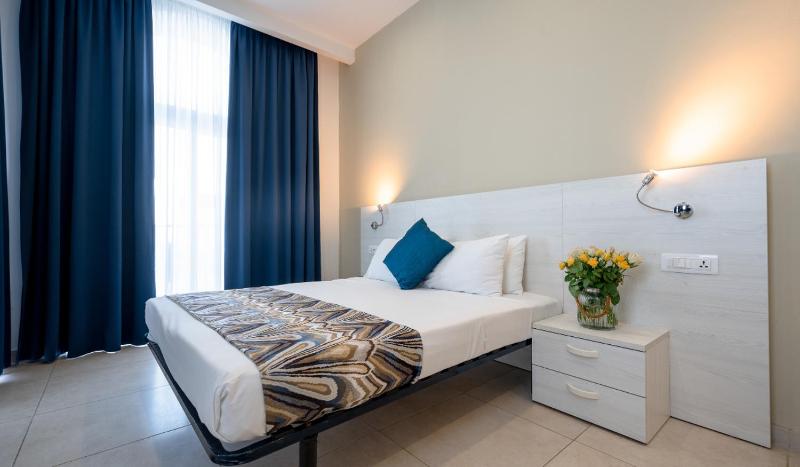 Double Room with Spa Bath image 3