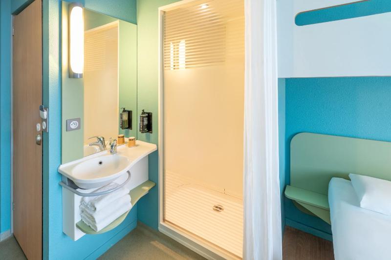 Twin Room image 4