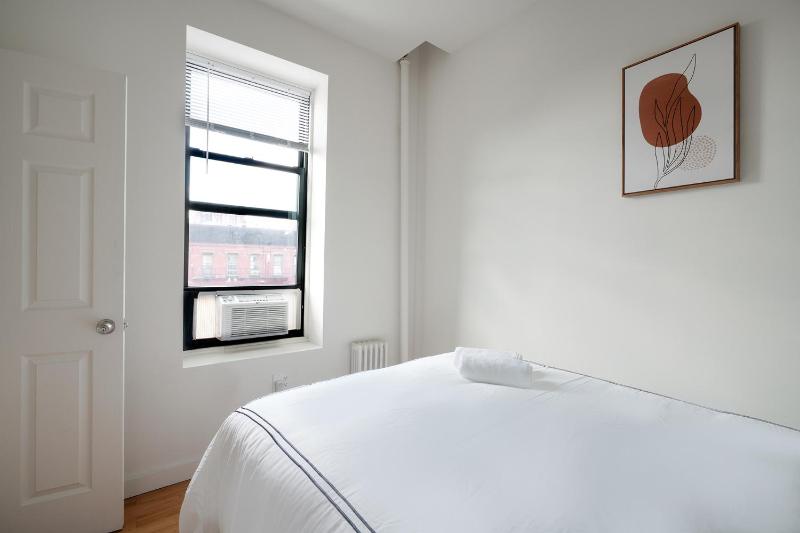 Beautiful 3 Bedroom Unit in Prime Location - image 6