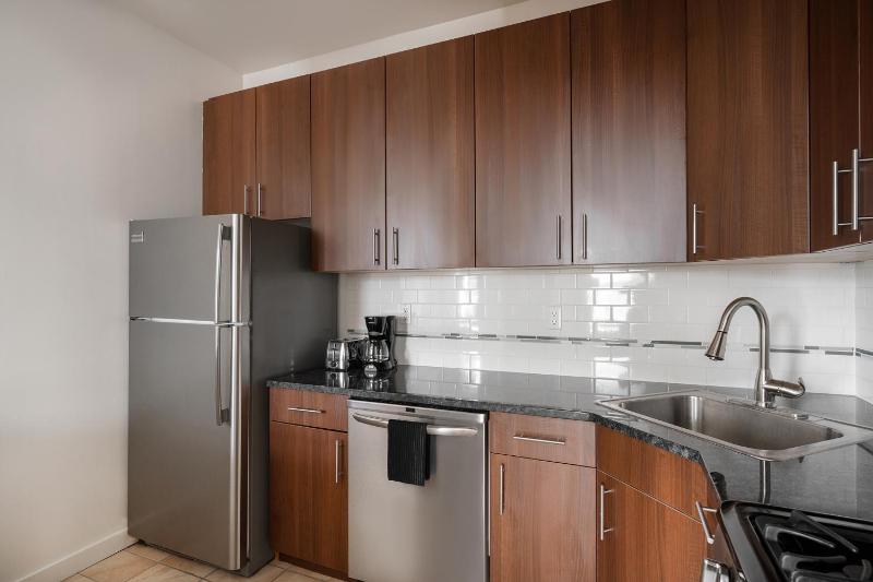 Beautiful 3 Bedroom Unit in Prime Location - image 12