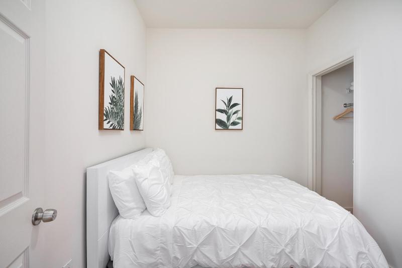 Beautiful 3 Bedroom Unit in Prime Location - image 15