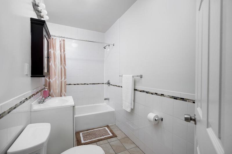 Beautiful 3 Bedroom Unit in Prime Location - image 8