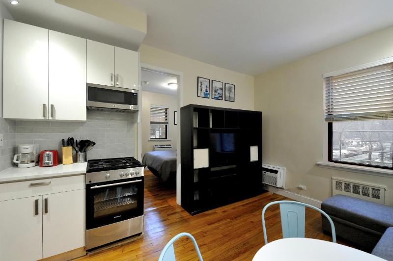 Comfy 1 Bed 1 Bath Apartment in NYC - image 9