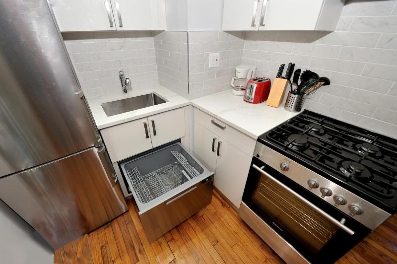 Comfy 1 Bed 1 Bath Apartment in NYC - image 3