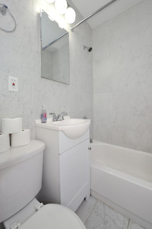 Comfy 1 Bed 1 Bath Apartment in NYC - image 10