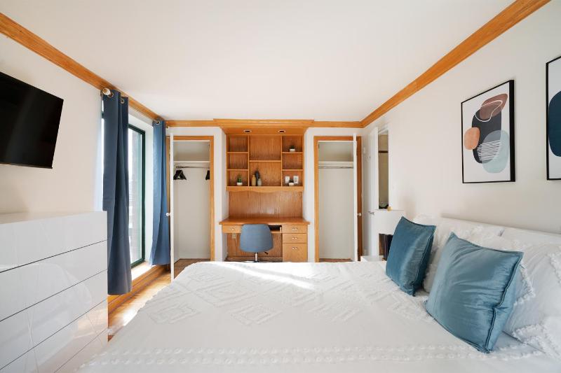 Contemporary 2 Bed 2 Bath Apt Bright and Sunny - image 3
