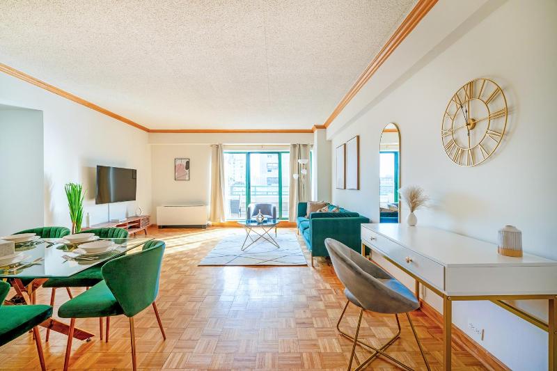 Contemporary 2 Bed 2 Bath Apt Bright and Sunny - image 9
