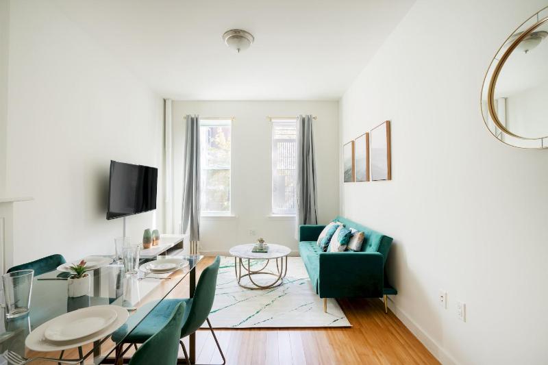 Contemporary 1 Bedroom Apartment in NYC - image 7