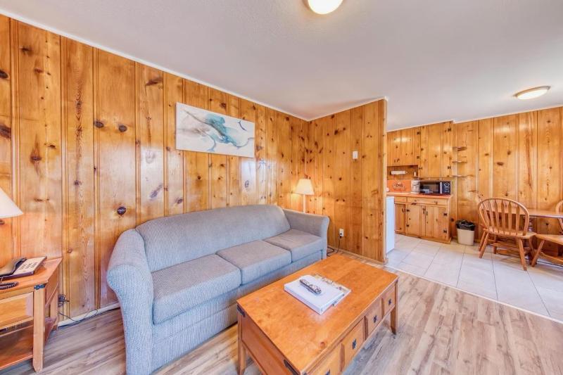 Seahorse Oceanfront Lodge - image 21