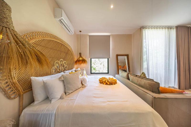 Two Level Penthouse w Rooftop Pool and Sunset - image 4