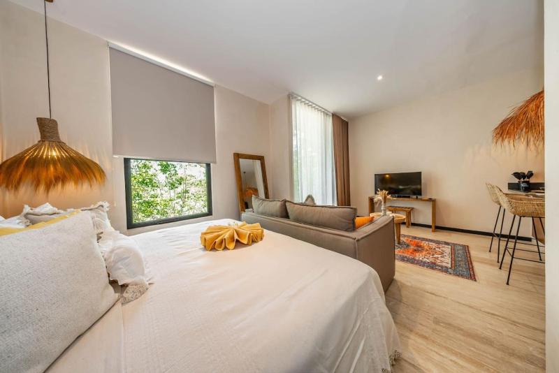 Two Level Penthouse w Rooftop Pool and Sunset - image 27