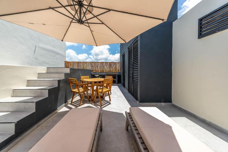 Two Level Penthouse w Rooftop Pool and Sunset - image 9