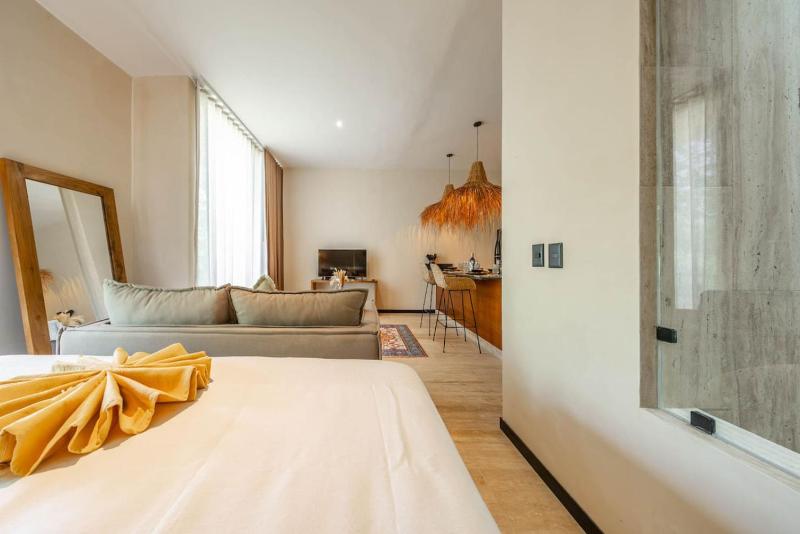 Two Level Penthouse w Rooftop Pool and Sunset - image 40