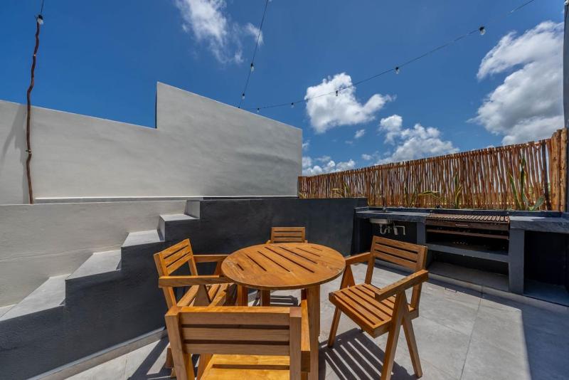 Two Level Penthouse w Rooftop Pool and Sunset - image 21