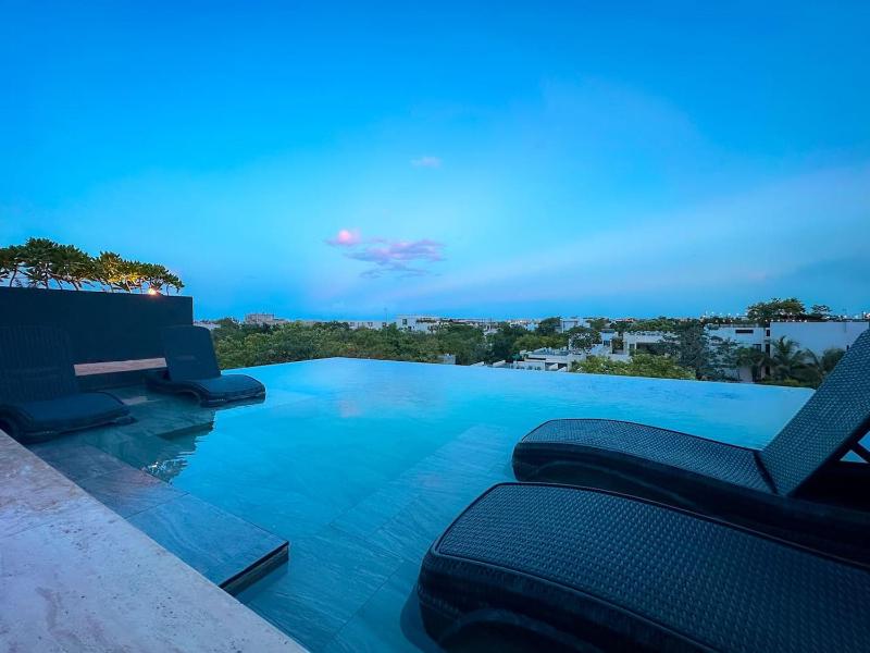 Two Level Penthouse w Rooftop Pool and Sunset - image 8