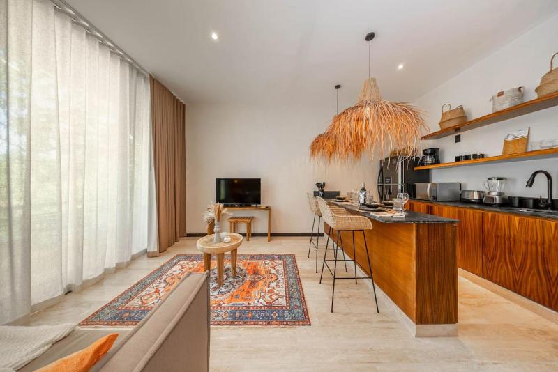 Two Level Penthouse w Rooftop Pool and Sunset - image 25