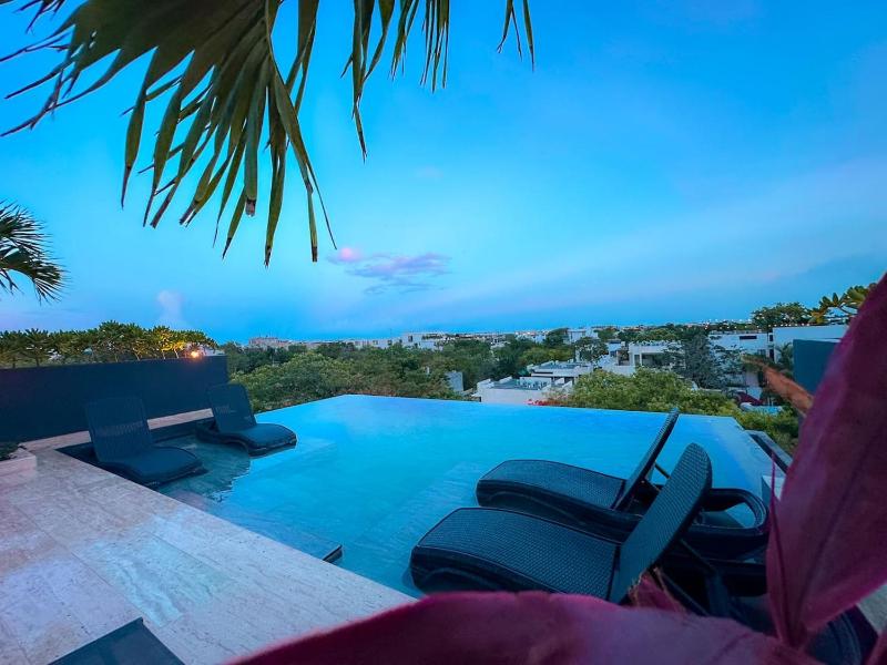 Two Level Penthouse w Rooftop Pool and Sunset - image 35