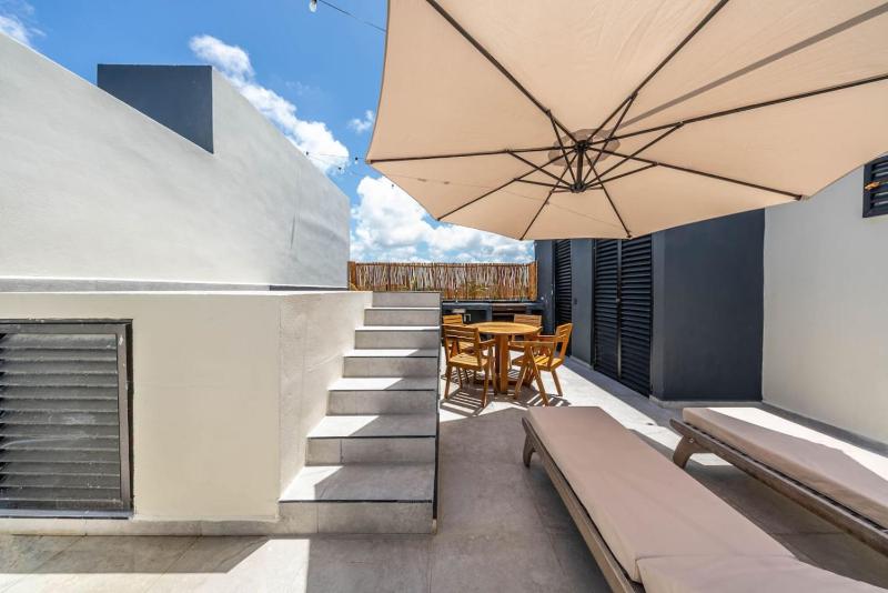Two Level Penthouse w Rooftop Pool and Sunset - image 10