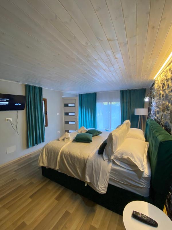 Deluxe Double Room image 3