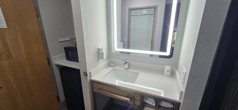 King Room with Bath Tub - Mobility/Hearing Accessible - Non-Smoking image 1