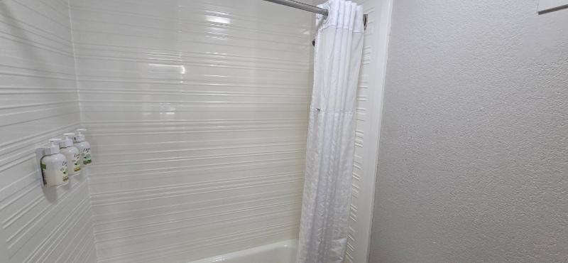 King Room with Bath Tub - Mobility/Hearing Accessible - Non-Smoking image 4