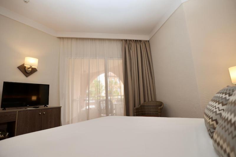 Single Room with Pool View image 3